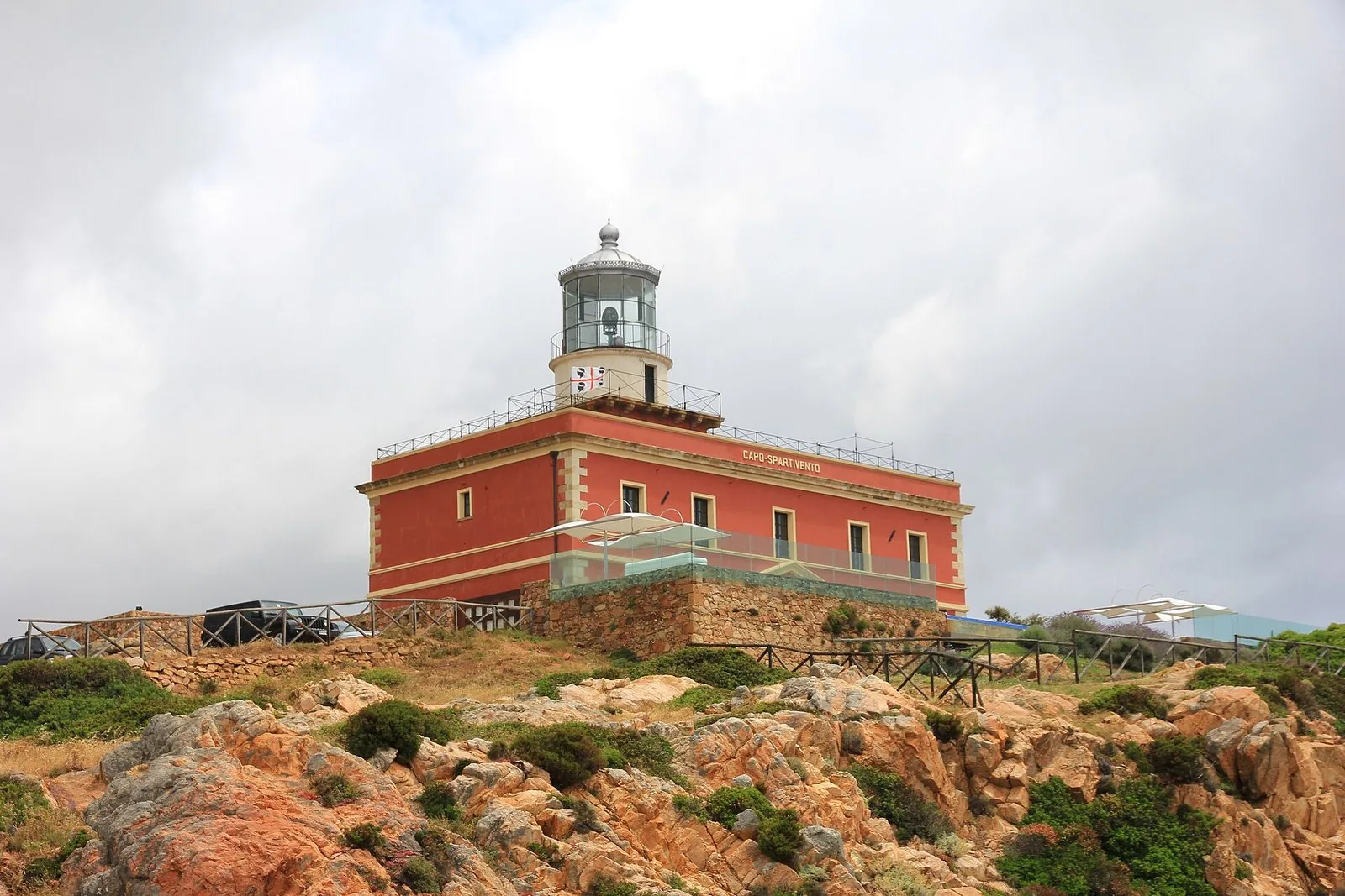 Il faro di Capo Spartivento fra le rocce e la macchia