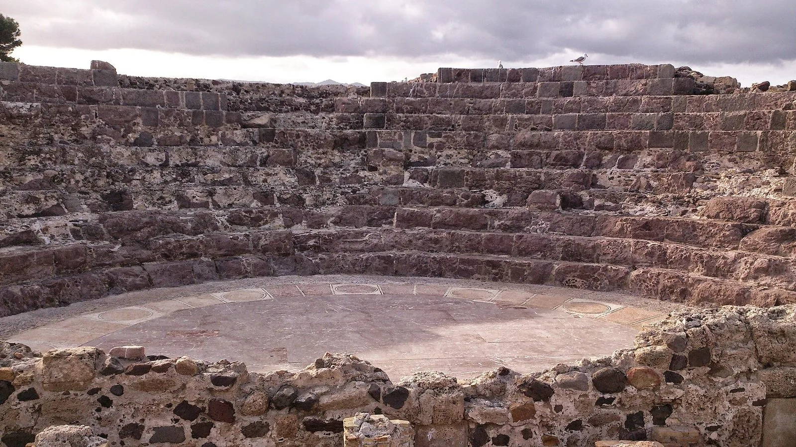 Le gradinate del teatro romano di Nora